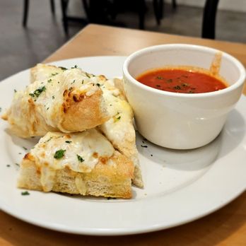 Vignolas Italian Kitchen - Homemade Focaccia and red sauce - Italian Near Me - Edmond, Oklahoma