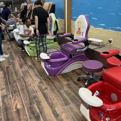 Planet Nails Bar & Lash - Every color chair to choose from
