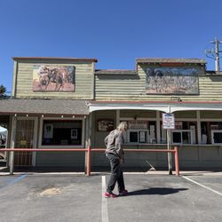 Charlies Restaurant - Building front