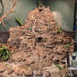 Creekside Supper Club & Lounge - Entry fountain
