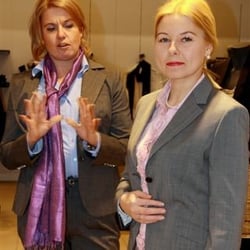 Sand Concept Store - Pukeutumisneuvoja (vasemmalla) opastaa oikean SAND asukokonaisuuden löytämisessä. Yllä vaaleanpunainen SAND ruusupaitapusero.