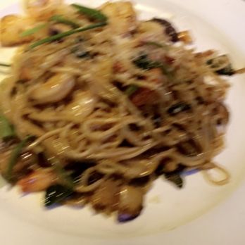 Yard House - Lobster Garlic Noodles - New American Near Me - San Antonio, Texas