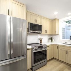 FGY Stone & Cabinet II - Modern oak shaker style