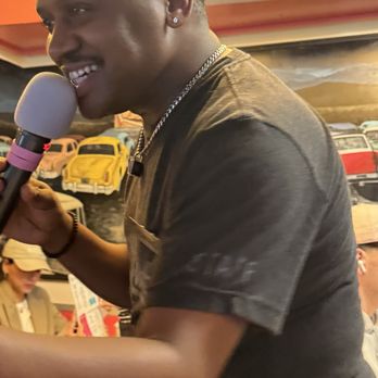 Ellen's Stardust Diner - Waiter singing - Diners Near Me - New York, New York