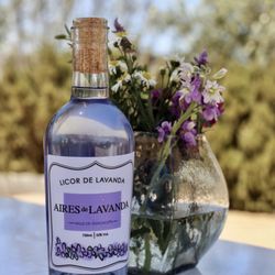 Aires de Lavanda - Aires de Lavanda Licor de lavanda con ramo; aroma en Valle de Guadalupe. Lavender liqueur with bouquet; aroma in Valle de Guadalupe. Try it.