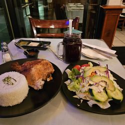 Norkys - Pollo al carbón con arroz y ensalada y para acompañar su chicha morada, disque.