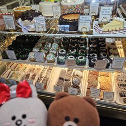 Cafe Pierrot - We want Saint Patrick's Day cupcakes!