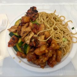 Bourbon Street Grill - Yummy meat n veg, but why is there spaghetti on my plate?
