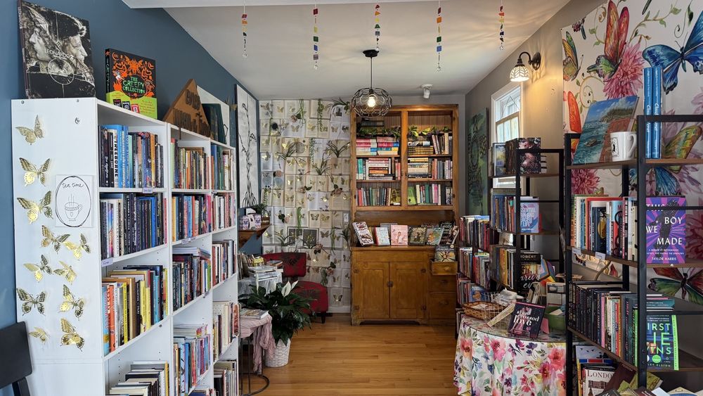 Between the Covers Bookshop Logo