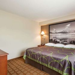 Super 8 by Wyndham Abbotsford BC - 1 King Bed Room