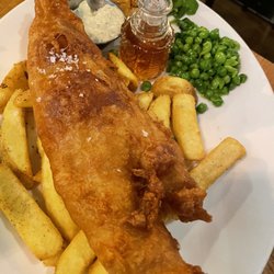 Blackhouse - The fish n chips were delicious with the cute vinegar dispenser on the plate.