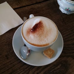 Kaffee & Kleid - Schöner Laden,sehr schönes Konzept,daß offenbar sehr gut funktioniert!Leckere Kuchen, sehr leckerer Cappuccino,tolle Klamotten!