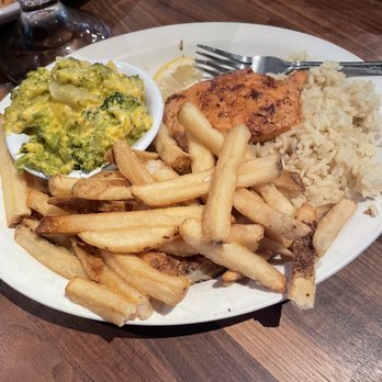 Cheddar's Scratch Kitchen - Grilled salmon, fries, broccoli cheese casserole - American Near Me - Knoxville, Tennessee Cheddar's Scratch Kitchen - Grilled salmon, fries, broccoli cheese casserole - American Near Me - Knoxville, Tennessee