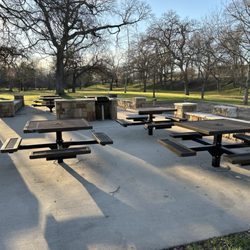 Lake Creek park - Outdoor seating area with grill