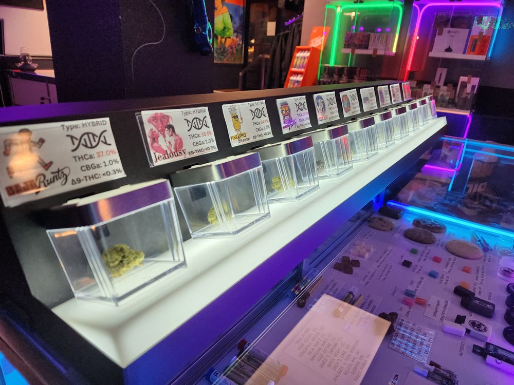 Social spots from Smoke World & Lounge