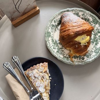 Il Giardino di Lilli - Almond tarte & a vanilla bean croissant - Coffee & Tea Near Me - San Diego, California Il Giardino di Lilli - Almond tarte & a vanilla bean croissant - Coffee & Tea Near Me - San Diego, California