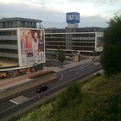 DB ICE-Bahnhof Montabaur - Blick vom Gleis 1 auf einen ansässigen Internet - Provider in Montabaur