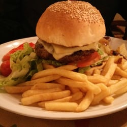 Peperoncino - Hamburgerone della casa con tris di contorni (qua si vedono patate fritte, a dx patate al forno e a sx verdure grigliate)
