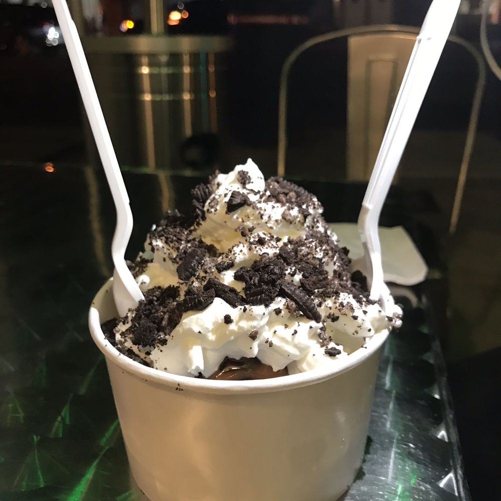 Henry's Sweet Retreat - Cookie Dough Sundae - Candy Stores Near Me - Bethesda, Maryland