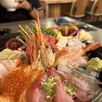 Kuro Sushi - Chirashi bowl - Sushi Bars Near Me - Bellevue, Washington