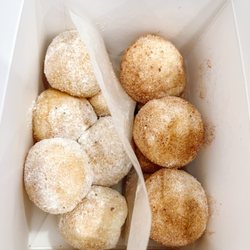 Mr Cow - Cheese Balls: mochi balls filled with mozzarella, coated with different flavors. These are: Honey Butter and Churro