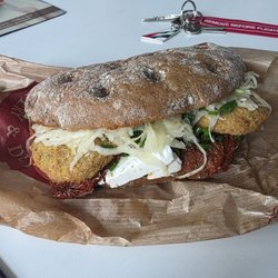 Bakery & Deli - Brötchen mit Falafel