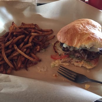 Tapester's Grill - You can see the juiciness of the beef patty! - American Near Me - Houston, Texas Tapester's Grill - You can see the juiciness of the beef patty! - American Near Me - Houston, Texas