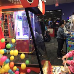 Chuck E. Cheese - Bien !! Juego !Toda las pelotas adentro de la boca !n
