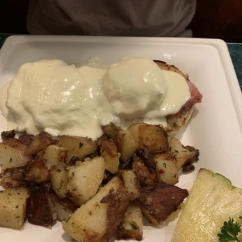 Egghead's Restaurant - Eggs Benedict with house potatoes, delicious - Breakfast & Brunch Near Me - Fort Bragg, California