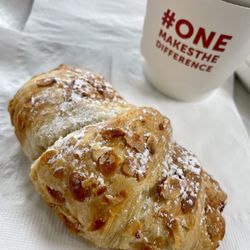 Le Bon Cafe - Almond croissant