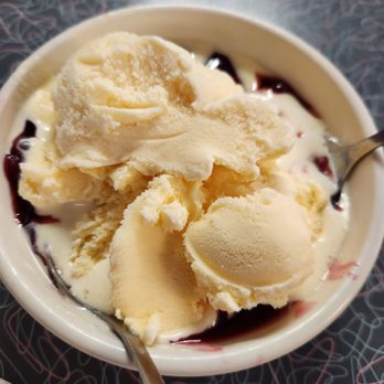 Gerber’s Family Restaurant - Homemade blackberry cobbler with real icecream. Amazing - New American Near Me - Greenup, Kentucky