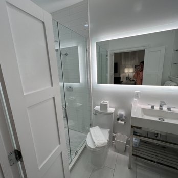 20 South Battery - Carriage House Restroom - Hotels Near Me - Charleston, South Carolina