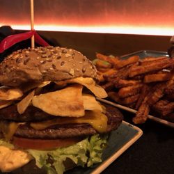 Peter Pane - Doppelter Peter:  300g Rindfleisch. Cheddar, knusprige Kartoffelchips mit feuriger Cheddar-Jalapeno-Creme. 12,90€
