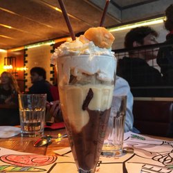 El Dinámico - "El Dinámico", copa dinamico, con tacos de brownie, nata, helado de galleta maría, crema y cobertura de donuts