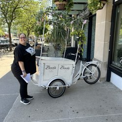 Beno’s Flowers - Outside Benos