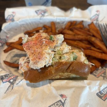 Lunch Lobster Roll - Lobster roll - Seafood Near Me - Southampton, New York Lunch Lobster Roll - Lobster roll - Seafood Near Me - Southampton, New York