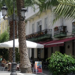 Cafe Madrid - Schon früh am Morgen suchen die ersten Kunden den Schatten auf der Terasse.