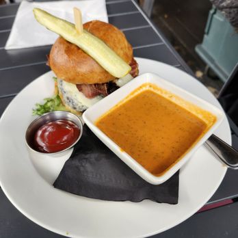 Truffle Pigs - Big rig burger - Canadian (New) Near Me - Field, British Columbia