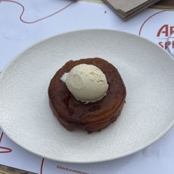 Bocanegra - APPLE TATIN CAKE WITH VANILLA ICE CREAM AND ICING SUGAR
