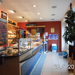 Bäckerei & Konditorei Voigt - Ganz hinten steht der Eisautomat