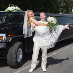 Eugene Limo - Eugene Track Town Limo offers door to door service for High School Prom goers.  Safe and professional. Let us do the driving.