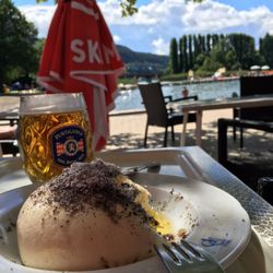 Strandleben - Germknödel und Gösser Gold vom Fass. Köstlich. (Im puntigamer-Krügerl)