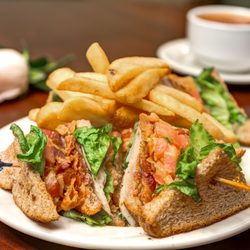 Historic Roswell Place - Historic Roswell Place | Assisted Living & Memory Care | Roswell, GA | Dinner table
