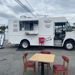 Scalessa’s - Food truck with a lil outdoor seating