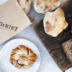 Hyggeriet - Hyggeriet's kardemommesnurre, fermenteret bolle samt rugbrød, bagt på 200 år gammel surdej