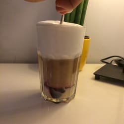 podWieczorki poRanki - Latte wiśniowe z biała czekoladą