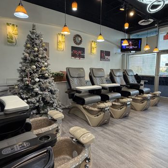 DaVi Nails - Pedicure area at Da Vi Nails with comfortable spa chairs and a relaxing atmosphere. - Nail Salons Near Me - San Antonio, Texas