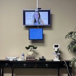 Peachy Eyewear - Talking to the remote eye doctor for the exam