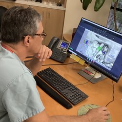 Christopher Tiner, MD - Dr Tiner using the latest technology for pre operative planning