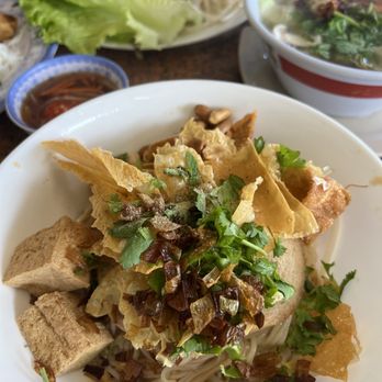 Thuong An Lac - Hu tieu kho w/ side soup - Vegan Near Me - Honolulu, Hawaii